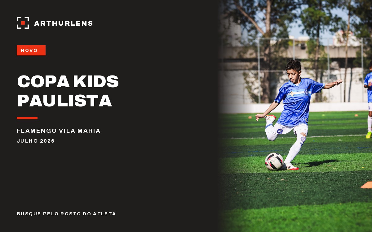 Jogador infantil do Flamengo Vila Maria chutando a bola na Copa Kids Paulista