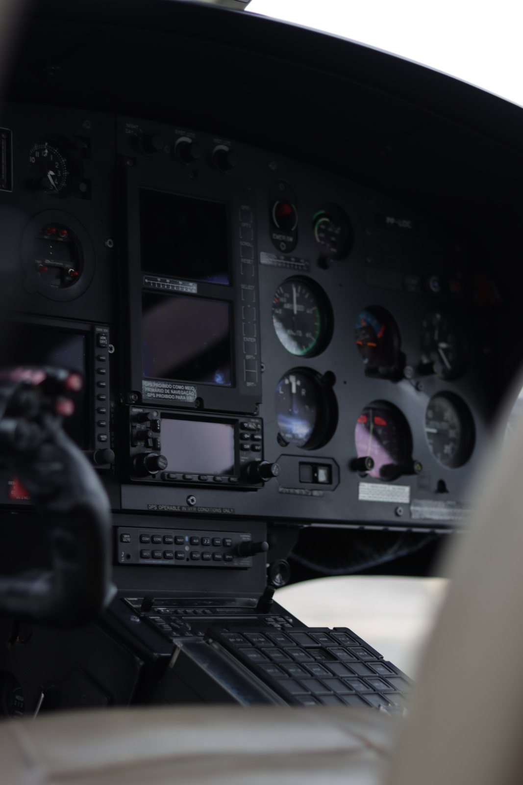 Fotografia autoral da cabine de comando de uma aeronave