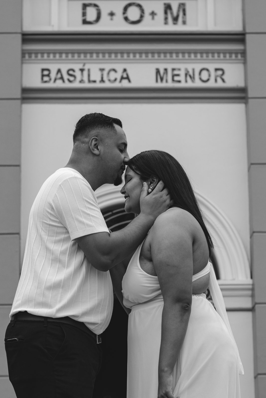 Beijo dos noivos na porta da basílica
