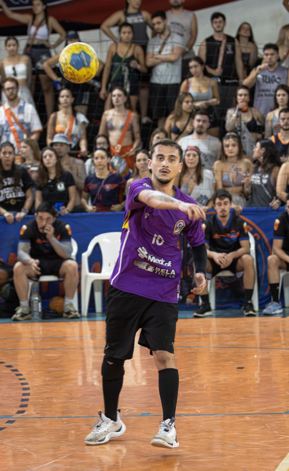 Jogadora de futsal comemorando em quadra na Grande ABC