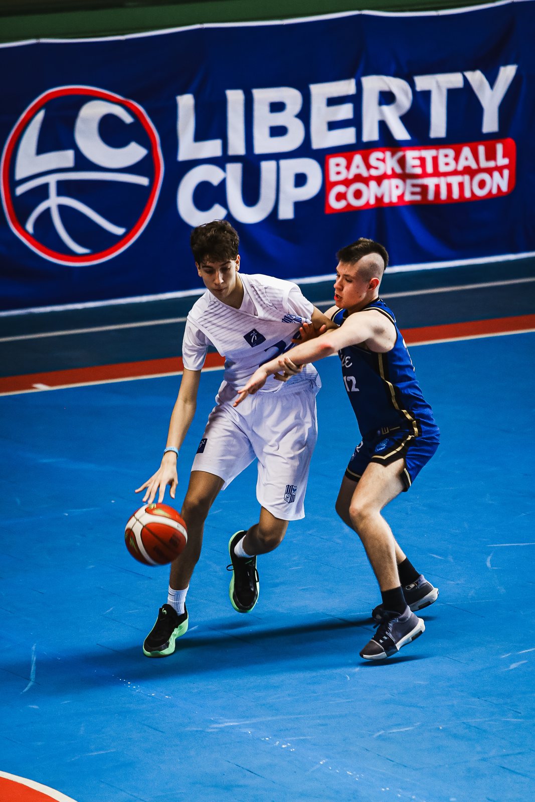 Disputa de bola em partida de basquete na Liberty Cup