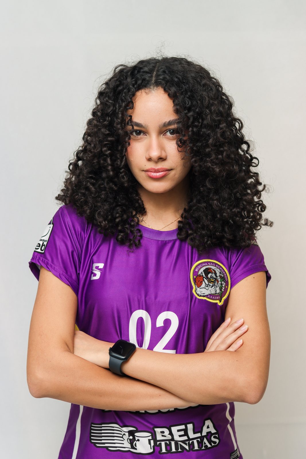 Retrato de atleta universitária em ensaio fotográfico esportivo