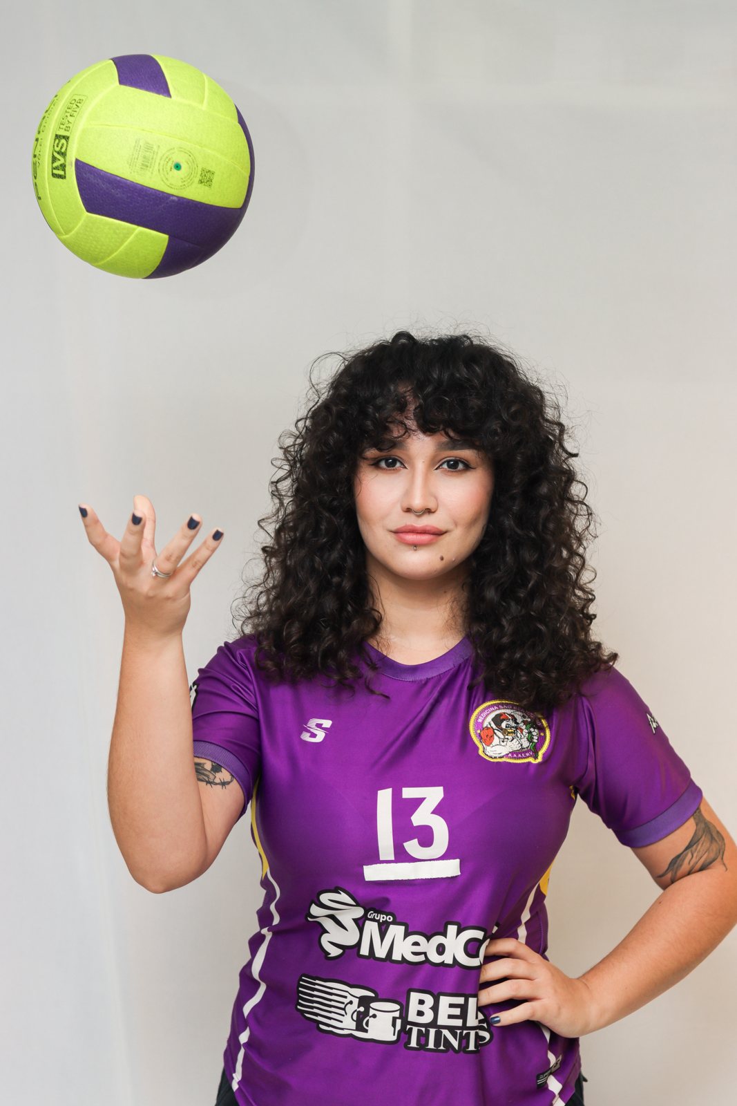 Ensaio de atleta de vôlei universitário com uniforme da atlética