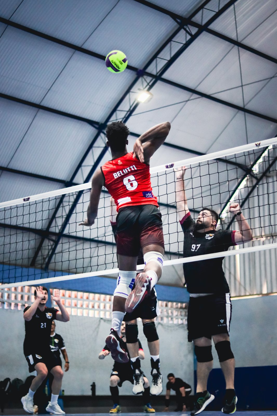 Ataque de vôlei em jogo universitário da MED SBC em São Bernardo do Campo